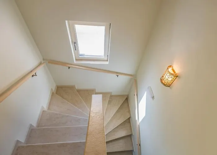 Isabelle With Superb Views * Ligia