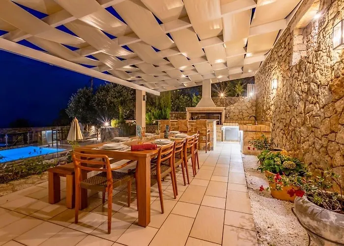 Isabelle With Superb Views Ligia