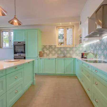 Isabelle With Superb Views *