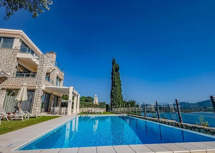 Isabelle With Superb Views Villa